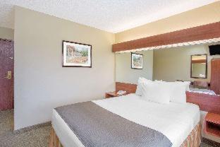 Microtel Inn And Suites Gassaway Room photo